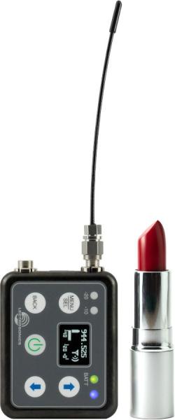 Transmisor digital en miniatura DSSM resistente al agua de Lectrosonics junto a una barra de labios