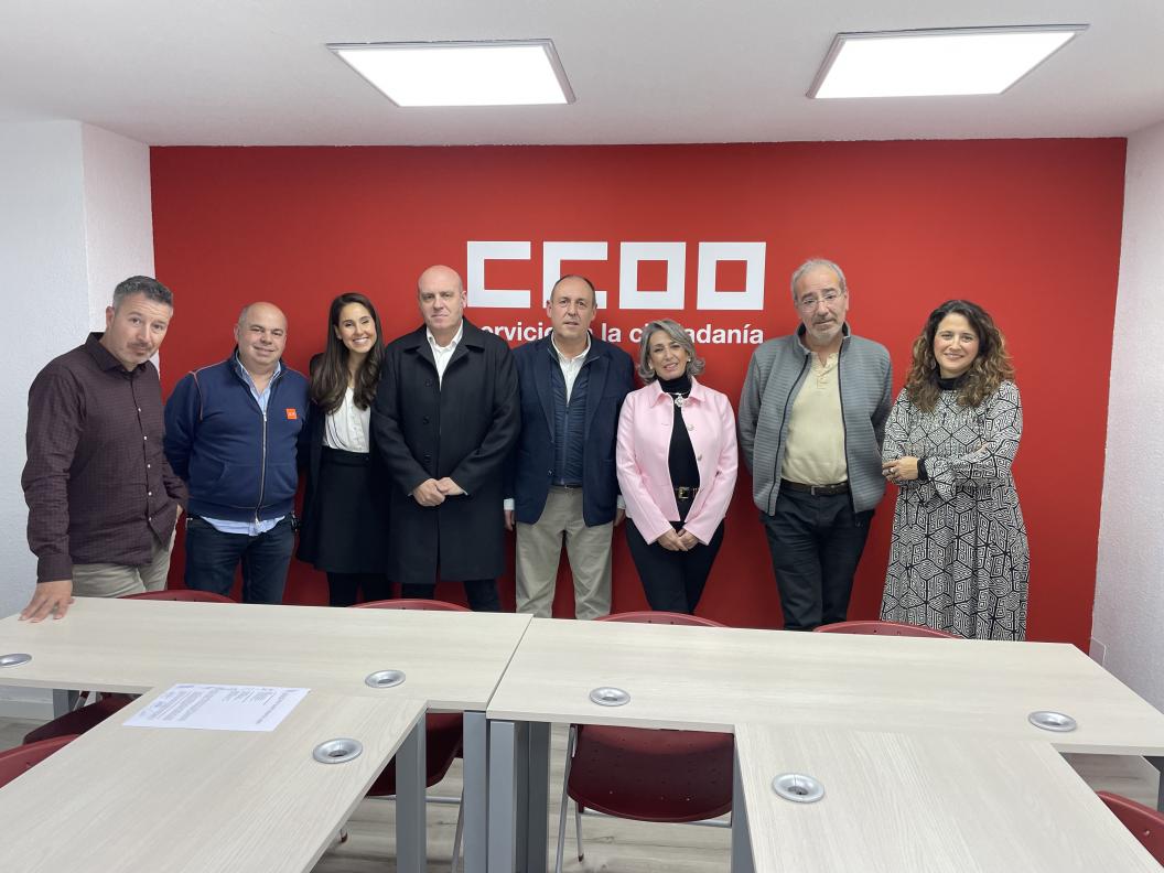 De izquierda a derecha:: Pere Albiana (presidente FIAVE), Joan Carles Martin (presidente APAC), Paula Jimnez (abogada FIAVE), Jos Manuel Glara (presidente SILVIS), David Espiau (abogado FIAVE), Begoa Cordero (secretaria general FIAVE), Txema Gonzlez (representacin UGT) y Cristina Bermejo (representacin CCOO).